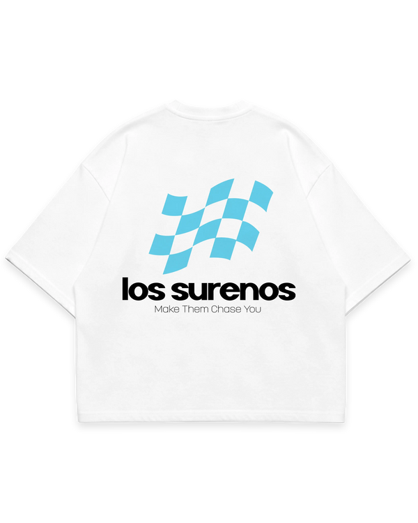 CHASE TEE beyaz oversize boxy fit tshirt, mavi yarış bayrağı ve Los Surenos yazı detaylı arka baskı #beyaz