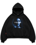 Los Surenos Focus siyah oversize boxy fit hoodie ön görünüm, mavi tonlarda megan fox portre grafik baskı ve “FOCUS” yazısı bulunan kapüşonlu sweatshirt. #siyah