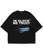 IN GLOCK WE TRUST TEE siyah oversize tshirt, mavi tonlarda x-ray iskelet el ve silah illüstrasyonlu grafik baskı, streetwear tasarım #siyah