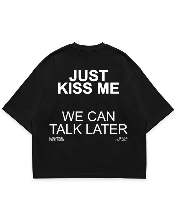 Siyah oversize boxy fit tshirt arka yüz, “Just Kiss Me We Can Talk Later” beyaz renk baskılı #siyah