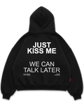 Los Surenos Just Kiss Me siyah hoodie arka görünüm, büyük tipografi baskılı oversize boxy fit kapüşonlu sweatshirt, streetwear slogan tasarımı #siyah