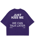 Mor oversize boxy fit tshirt arka yüz, “Just Kiss Me We Can Talk Later” beyaz renk baskılı #violet