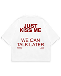 Beyaz oversize boxy fit tshirt arka yüz, “Just Kiss Me We Can Talk Later” kırmızı renk baskılı #beyaz