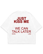 Beyaz oversize boxy fit tshirt arka yüz, “Just Kiss Me We Can Talk Later” kırmızı renk baskılı #beyaz