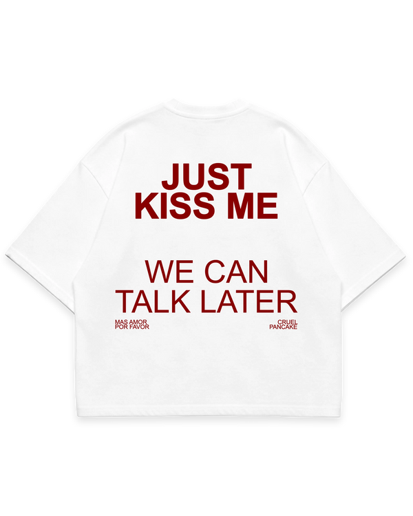 Beyaz oversize boxy fit tshirt arka yüz, “Just Kiss Me We Can Talk Later” kırmızı renk baskılı #beyaz