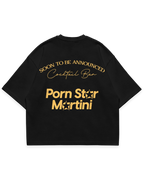 Pornstar martini siyah oversize boxy fit tshirt, arka baskı sarı tipografi, cocktail bar temalı premium grafik tasarım, lüks streetwear stil #siyah