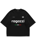 RAGAZZI TEE siyah oversize boxy fit tshirt, “ragazzi” tipografili minimal grafik baskı, İtalyan bayrağı detayı ve yıldız ikonlarıyla modern streetwear tasarım #siyah
