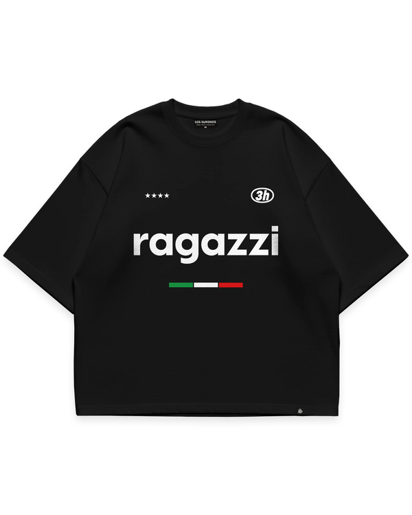RAGAZZI TEE siyah oversize boxy fit tshirt, “ragazzi” tipografili minimal grafik baskı, İtalyan bayrağı detayı ve yıldız ikonlarıyla modern streetwear tasarım #siyah