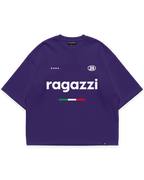 RAGAZZI TEE mor oversize boxy fit tshirt, “ragazzi” tipografili minimal grafik baskı, İtalyan bayrağı detayı ve yıldız ikonlarıyla modern streetwear tasarım #violet