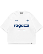 RAGAZZI TEE beyaz oversize boxy fit tshirt, “ragazzi” tipografili minimal grafik baskı, İtalyan bayrağı detayı ve yıldız ikonlarıyla modern streetwear tasarım #beyaz