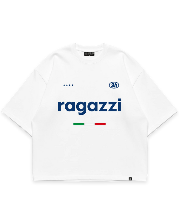RAGAZZI TEE beyaz oversize boxy fit tshirt, “ragazzi” tipografili minimal grafik baskı, İtalyan bayrağı detayı ve yıldız ikonlarıyla modern streetwear tasarım #beyaz