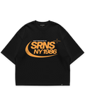 SRNS NY 1986 siyah oversize boxy fit tshirt, turuncu logolu tipografi baskı, Make Them Chase You sloganlı modern streetwear tasarım #siyah