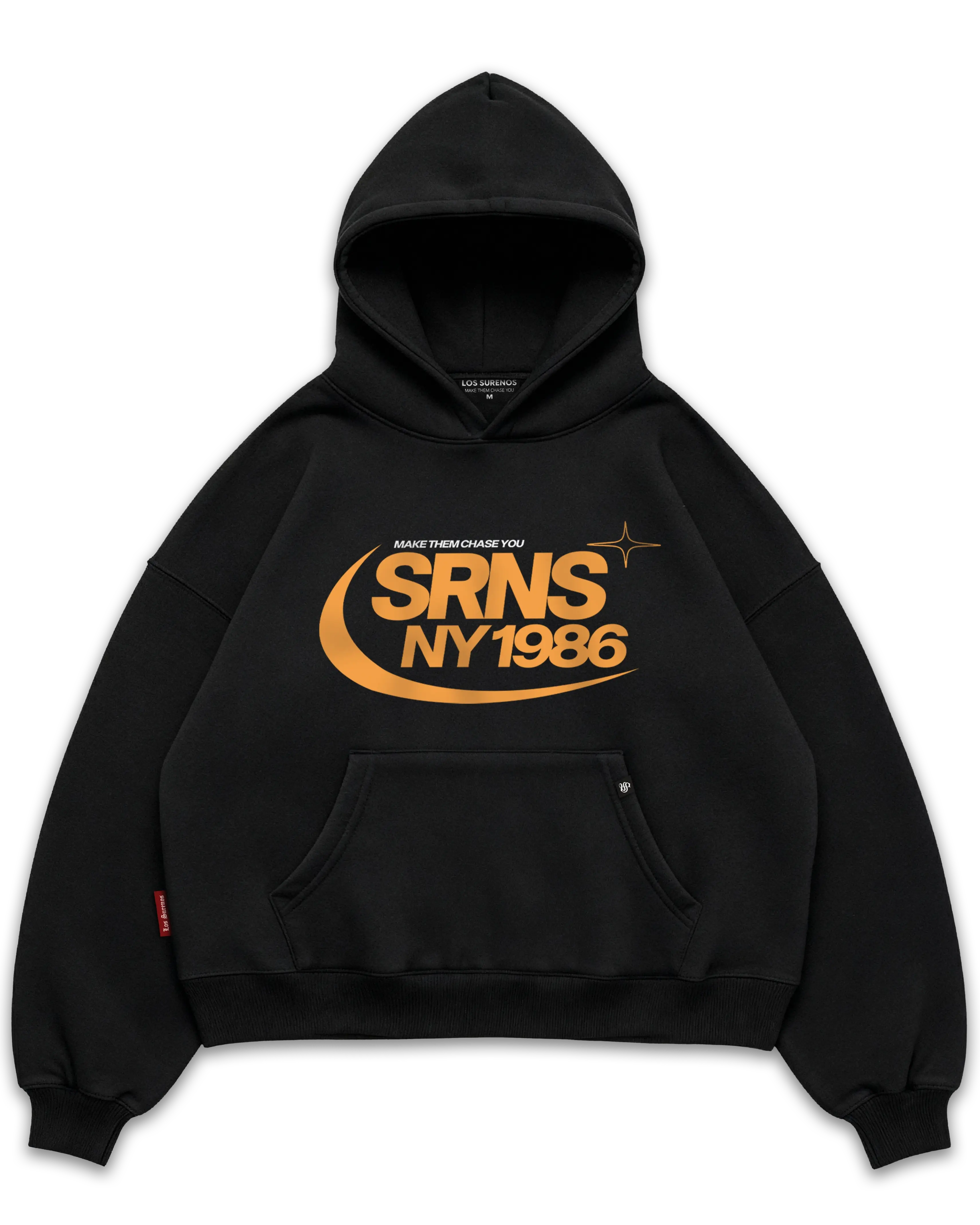 Los Surenos SRNS NY 1986 siyah oversize boxy fit hoodie, ön yüzde turuncu tonlu SRNS 1986 New York baskısı ve Make Them Chase You detayı, premium kalın kumaş streetwear kapüşonlu sweatshirt #siyah