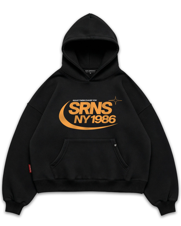 Los Surenos SRNS NY 1986 siyah oversize boxy fit hoodie, ön yüzde turuncu tonlu SRNS 1986 New York baskısı ve Make Them Chase You detayı, premium kalın kumaş streetwear kapüşonlu sweatshirt #siyah