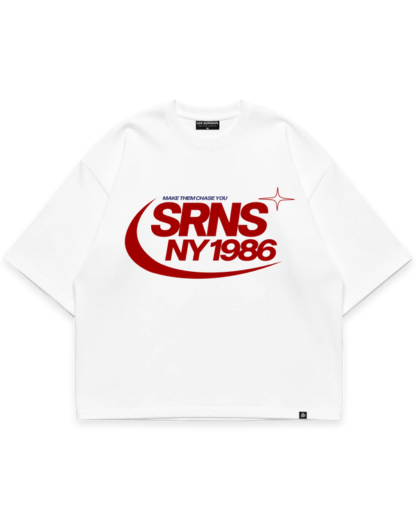 SRNS NY 1986 beyaz oversize boxy fit tshirt, kırmızı logolu tipografi baskı, Make Them Chase You sloganlı modern streetwear tasarım #beyaz