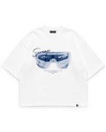 With Love Tee beyaz oversize tshirt, mavi tonlarında kar gözlüğü temalı sanatsal grafik baskı, minimal tipografi ve modern streetwear tasarım #beyaz