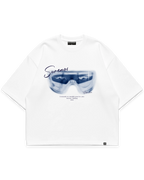 With Love Tee beyaz oversize tshirt, mavi tonlarında kar gözlüğü temalı sanatsal grafik baskı, minimal tipografi ve modern streetwear tasarım #beyaz